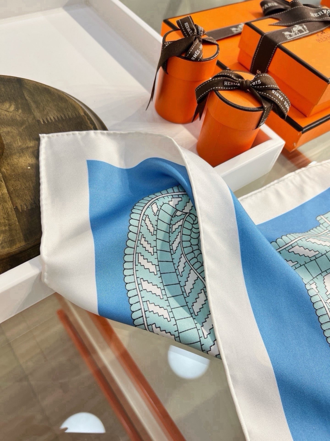 爱马仕（Hermès）90丝巾 经典款“Boucles et Sangles du Trian”真丝方巾​​ 采用18m