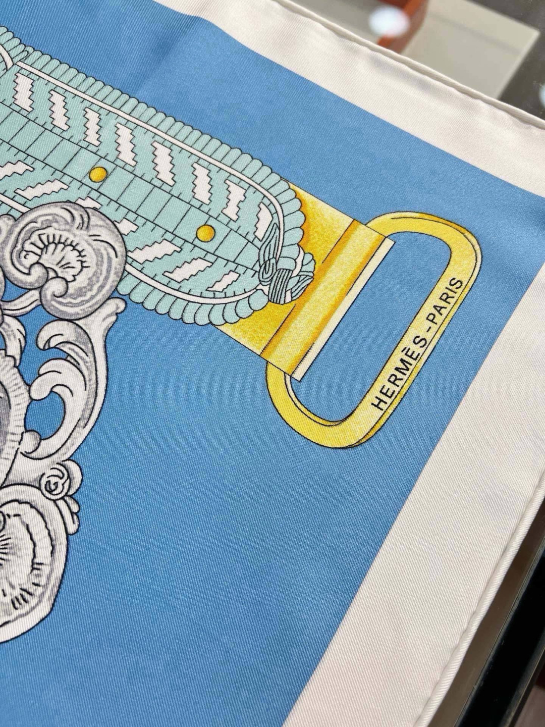 爱马仕（Hermès）90丝巾 经典款“Boucles et Sangles du Trian”真丝方巾​​ 采用18m