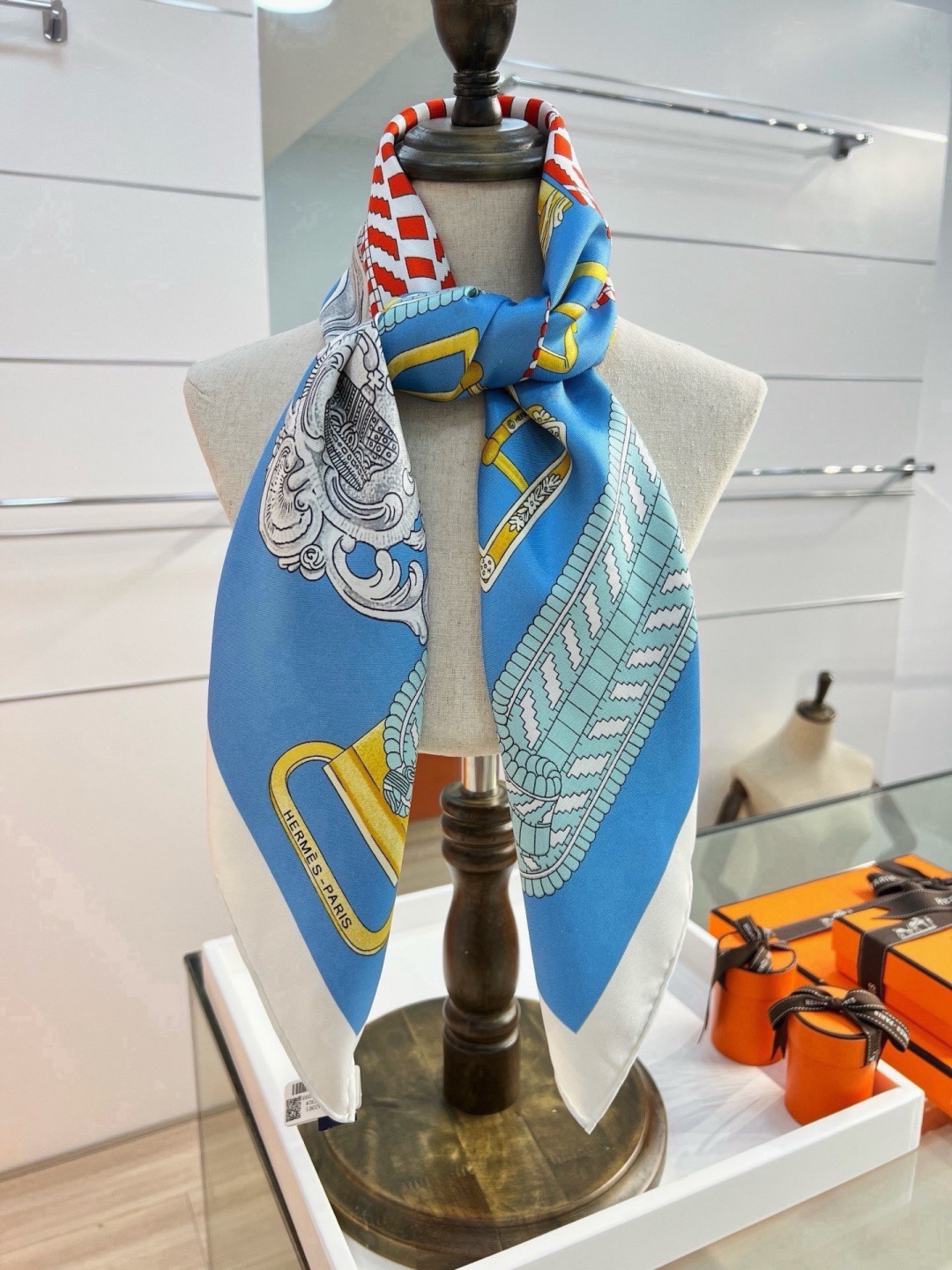 爱马仕（Hermès）90丝巾 经典款“Boucles et Sangles du Trian”真丝方巾​​ 采用18m