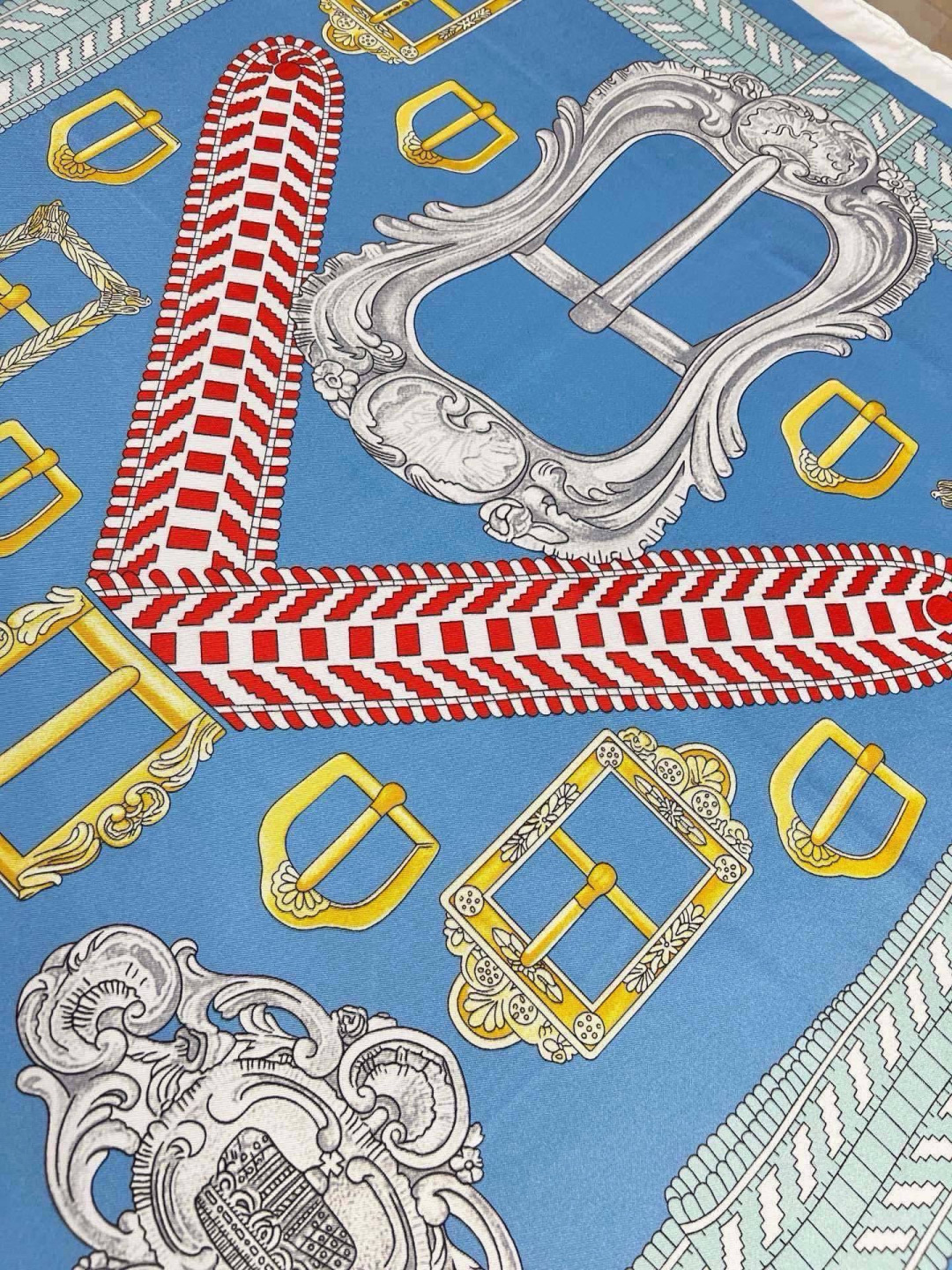 爱马仕（Hermès）90丝巾 经典款“Boucles et Sangles du Trian”真丝方巾​​ 采用18m