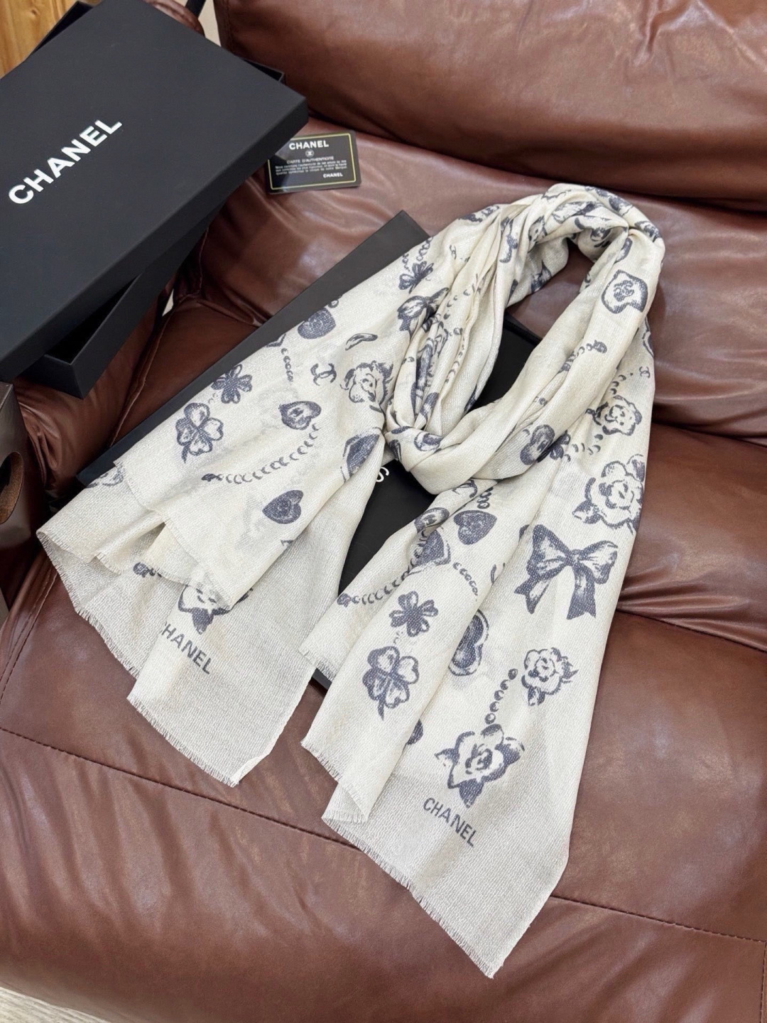 Chanel ~新品~【爱心珍珠四叶草】 【会发光发亮的围巾】 这款经典单品展现强大而迷人的女性魅力精髓。诠释无限的情感 Chanel ~新品~【爱心珍珠四叶草】 【会发光发亮的围巾】 这款经典单品展现强大而迷人的女性魅力精髓。诠释无限的情感
