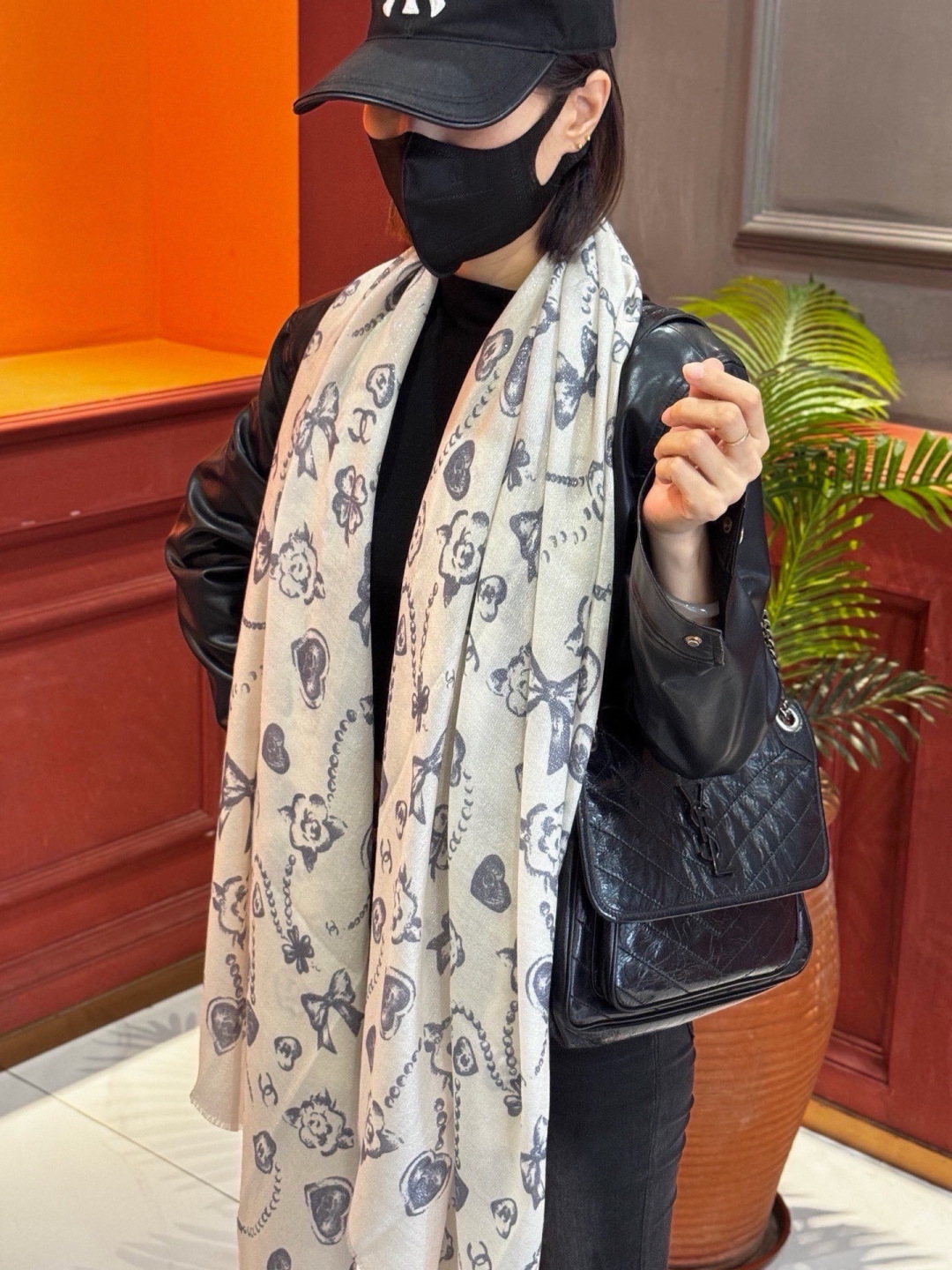 Chanel ~新品～【爱心珍珠四叶草】 【会发光发亮的围巾】 这款经典单品展现强大而迷人的女性魅力精髓。诠释无限的情感