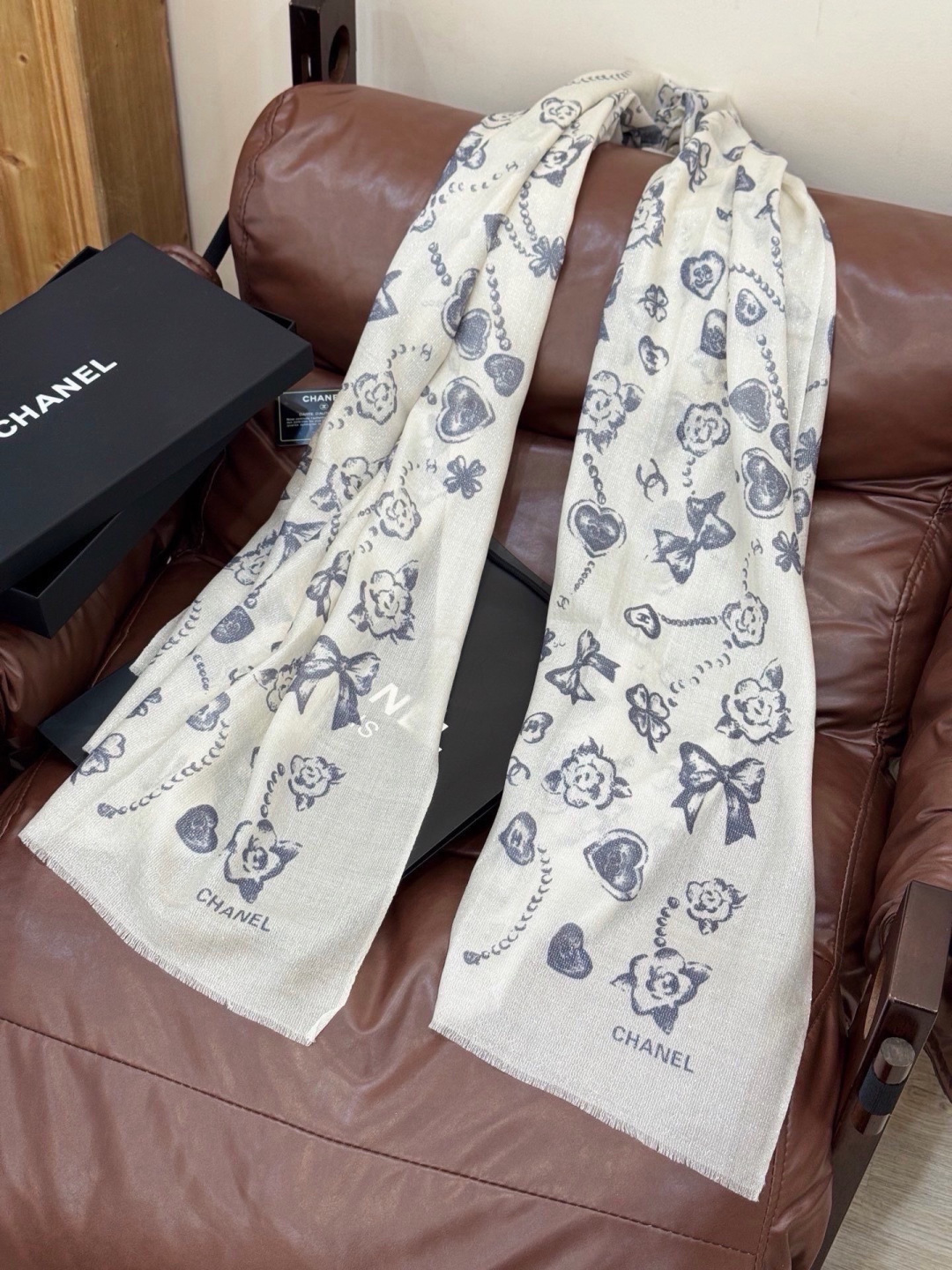 Chanel ~新品~【爱心珍珠四叶草】 【会发光发亮的围巾】 这款经典单品展现强大而迷人的女性魅力精髓。诠释无限的情感 Chanel ~新品~【爱心珍珠四叶草】 【会发光发亮的围巾】 这款经典单品展现强大而迷人的女性魅力精髓。诠释无限的情感