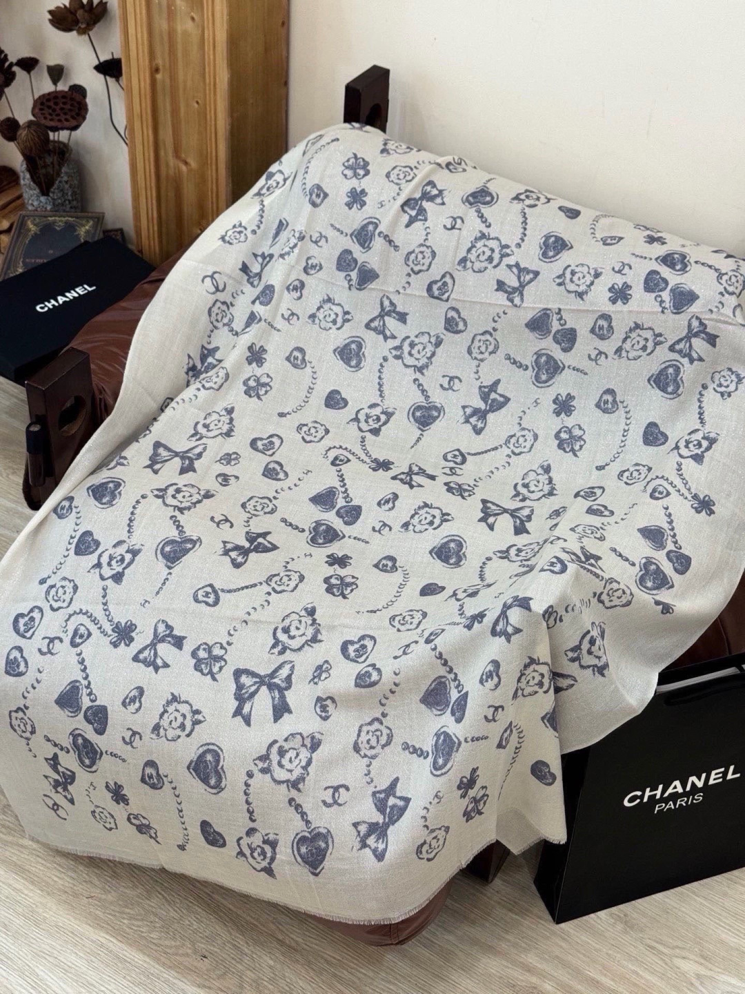 Chanel ~新品~【爱心珍珠四叶草】 【会发光发亮的围巾】 这款经典单品展现强大而迷人的女性魅力精髓。诠释无限的情感 Chanel ~新品~【爱心珍珠四叶草】 【会发光发亮的围巾】 这款经典单品展现强大而迷人的女性魅力精髓。诠释无限的情感