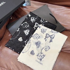 Chanel ~新品~【爱心珍珠四叶草】 【会发光发亮的围巾】 这款经典单品展现强大而迷人的女性魅力精髓。诠释无限的情感 Chanel ~新品~【爱心珍珠四叶草】 【会发光发亮的围巾】 这款经典单品展现强大而迷人的女性魅力精髓。诠释无限的情感