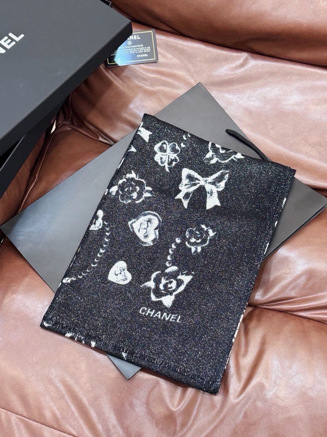 Chanel ~新品～【爱心珍珠四叶草】 【会发光发亮的围巾】 这款经典单品展现强大而迷人的女性魅力精髓。诠释无限的情感