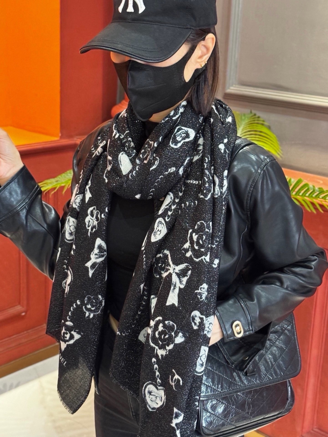 Chanel ~新品～【爱心珍珠四叶草】 【会发光发亮的围巾】 这款经典单品展现强大而迷人的女性魅力精髓。诠释无限的情感