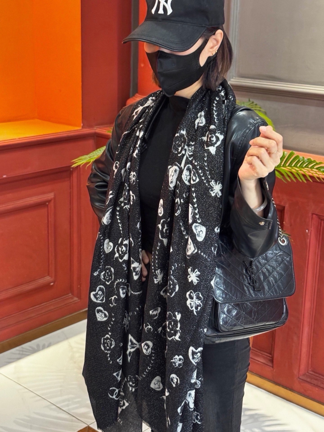 Chanel ~新品～【爱心珍珠四叶草】 【会发光发亮的围巾】 这款经典单品展现强大而迷人的女性魅力精髓。诠释无限的情感