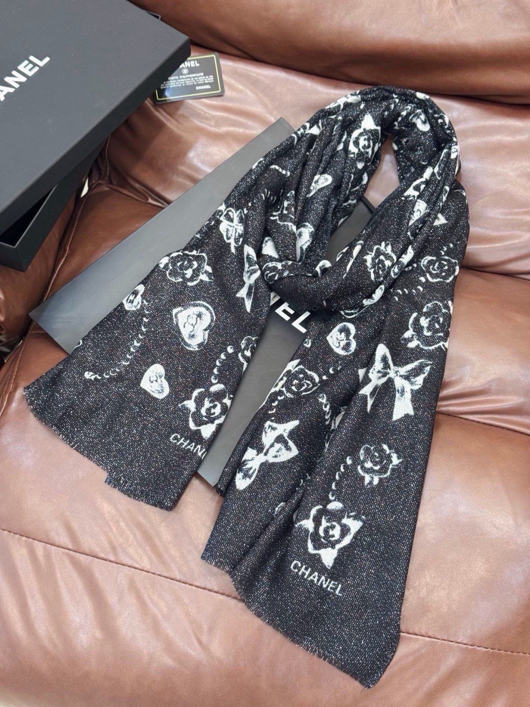 Chanel ~新品～【爱心珍珠四叶草】 【会发光发亮的围巾】 这款经典单品展现强大而迷人的女性魅力精髓。诠释无限的情感