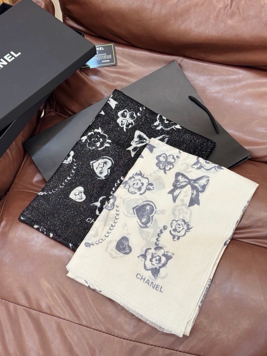 Chanel ~新品～【爱心珍珠四叶草】 【会发光发亮的围巾】 这款经典单品展现强大而迷人的女性魅力精髓。诠释无限的情感