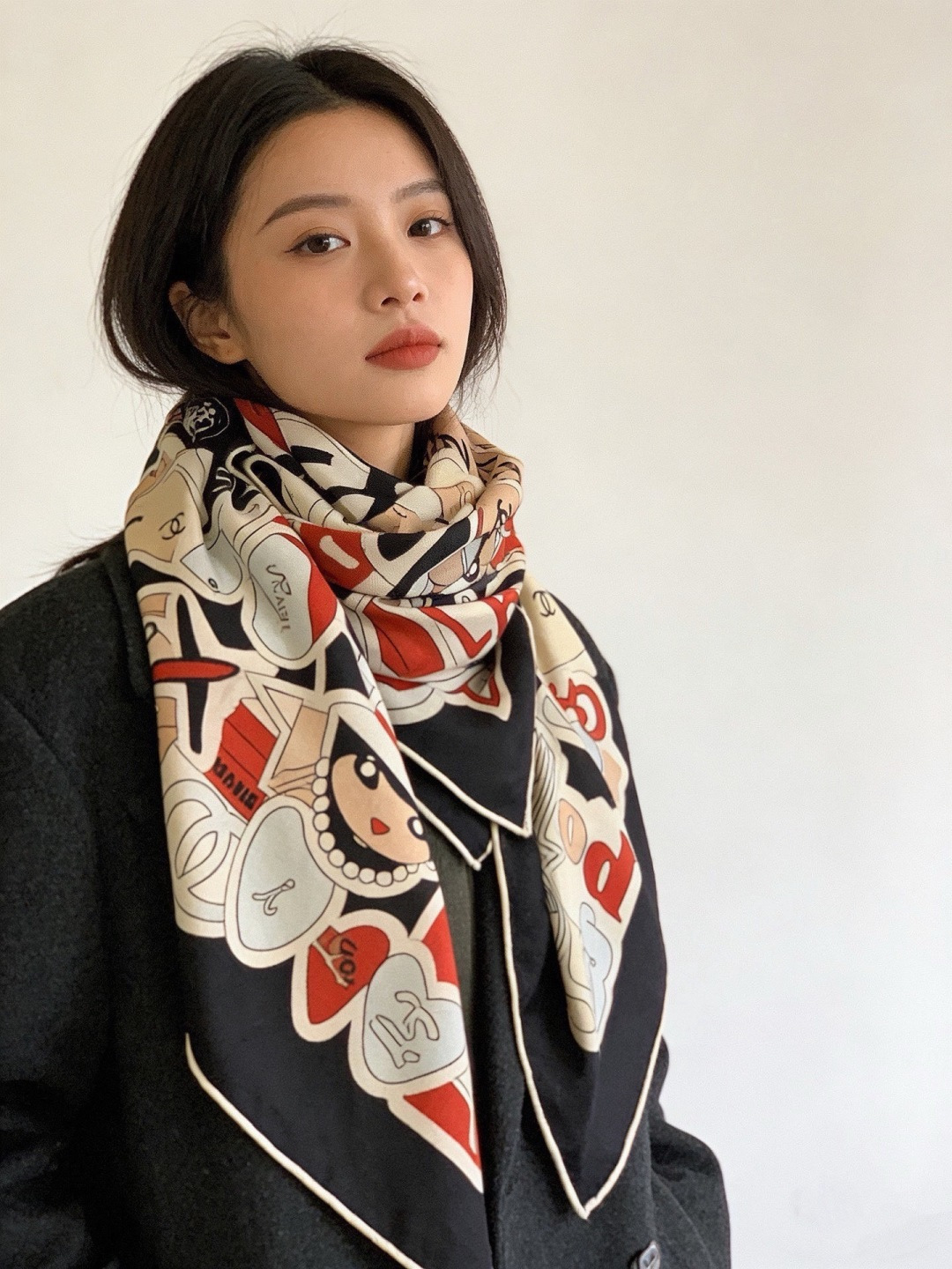 高级成衣系列~Chanel 【140双面同色丝绒披肩】 此系列谱写一曲自由轻灵的赞歌 本系列作品创新演绎品牌的风格符号 高级成衣系列~Chanel 【140双面同色丝绒披肩】 此系列谱写一曲自由轻灵的赞歌 本系列作品创新演绎品牌的风格符号