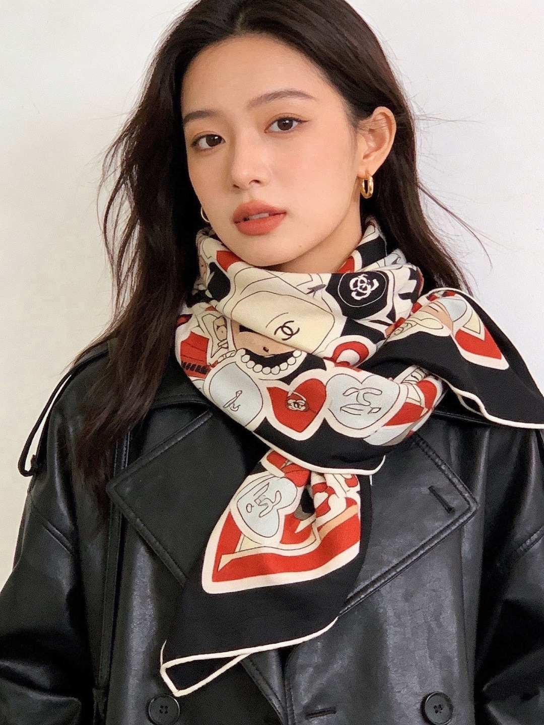 高级成衣系列~Chanel 【140双面同色丝绒披肩】 此系列谱写一曲自由轻灵的赞歌 本系列作品创新演绎品牌的风格符号 高级成衣系列~Chanel 【140双面同色丝绒披肩】 此系列谱写一曲自由轻灵的赞歌 本系列作品创新演绎品牌的风格符号