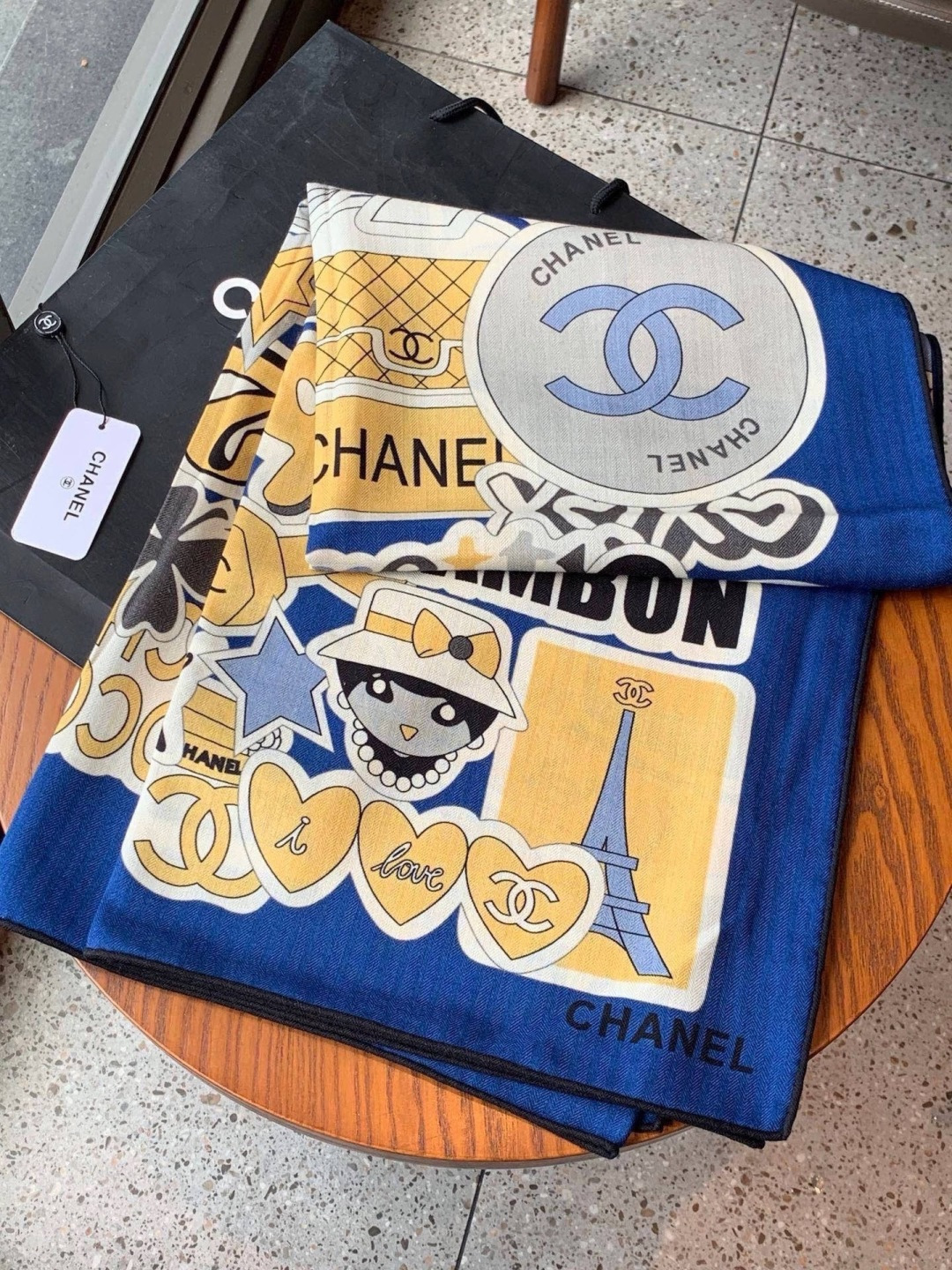 高级成衣系列～Chanel  【140双面同色丝绒披肩】 此系列谱写一曲自由轻灵的赞歌 本系列作品创新演绎品牌的风格符号