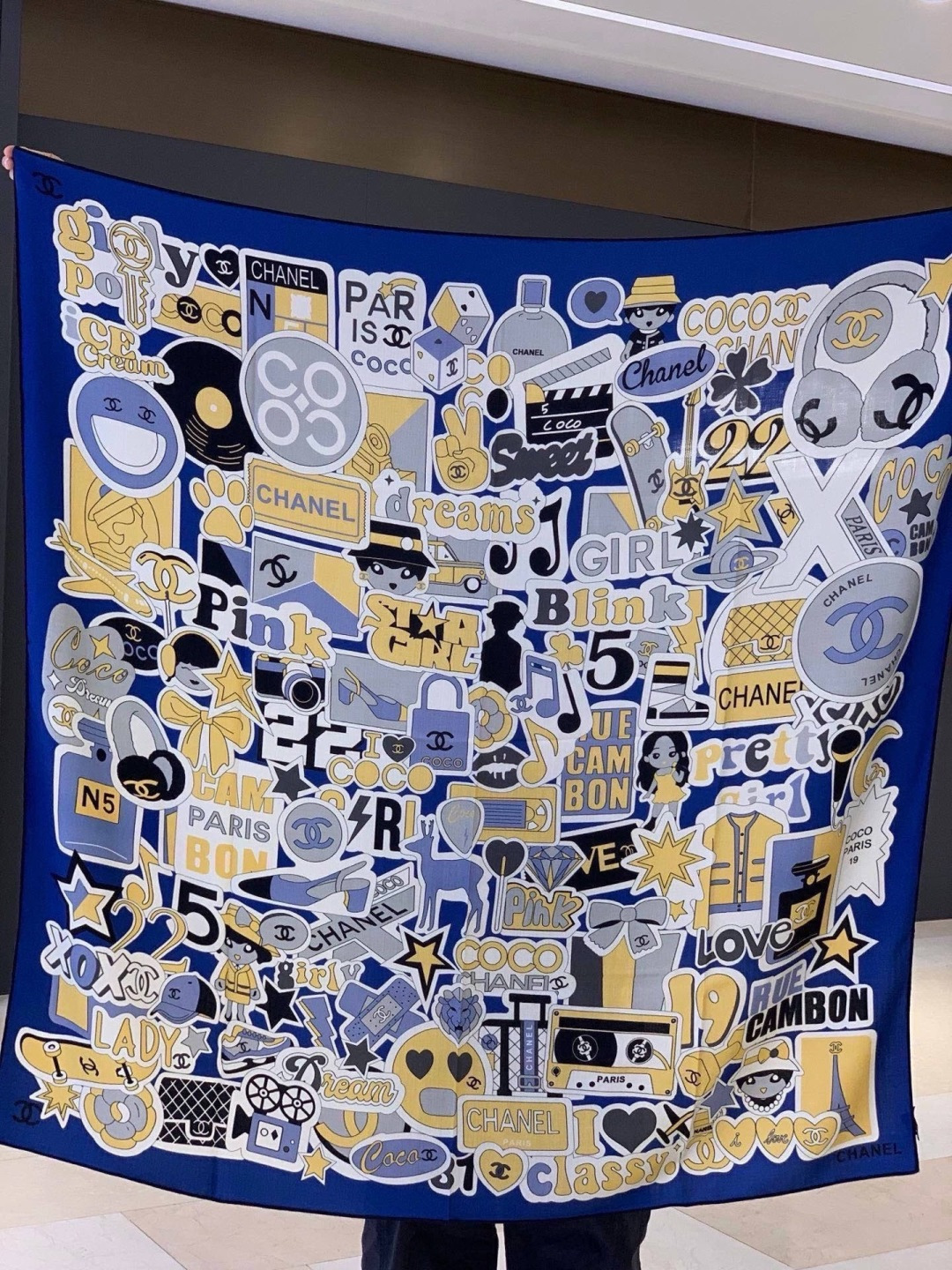 高级成衣系列～Chanel  【140双面同色丝绒披肩】 此系列谱写一曲自由轻灵的赞歌 本系列作品创新演绎品牌的风格符号