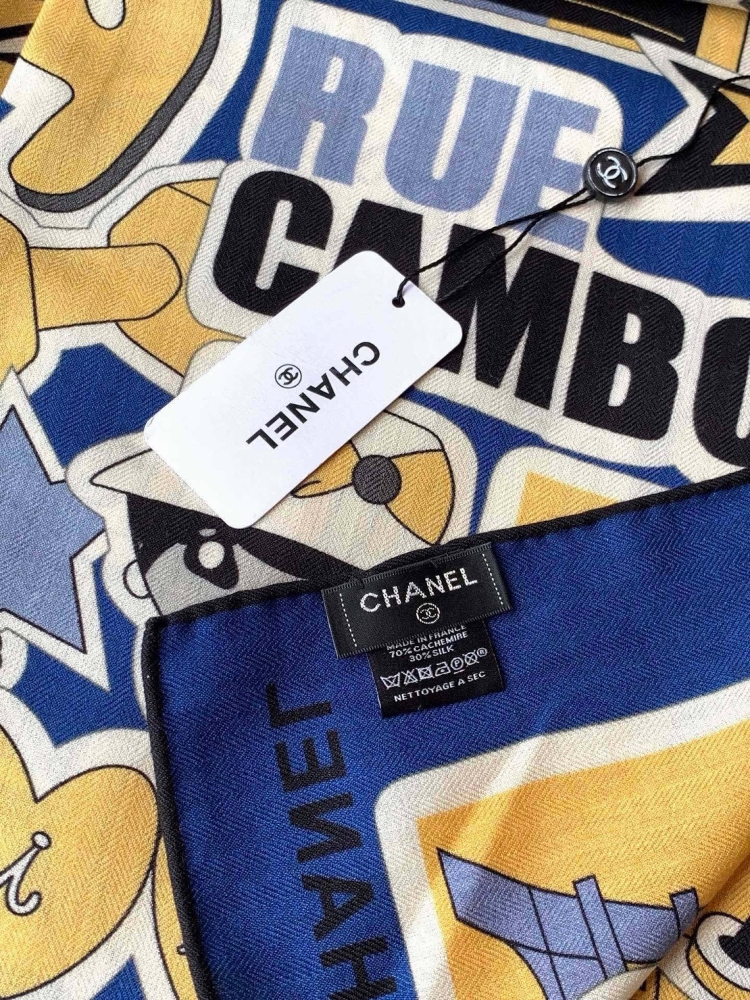 高级成衣系列～Chanel  【140双面同色丝绒披肩】 此系列谱写一曲自由轻灵的赞歌 本系列作品创新演绎品牌的风格符号