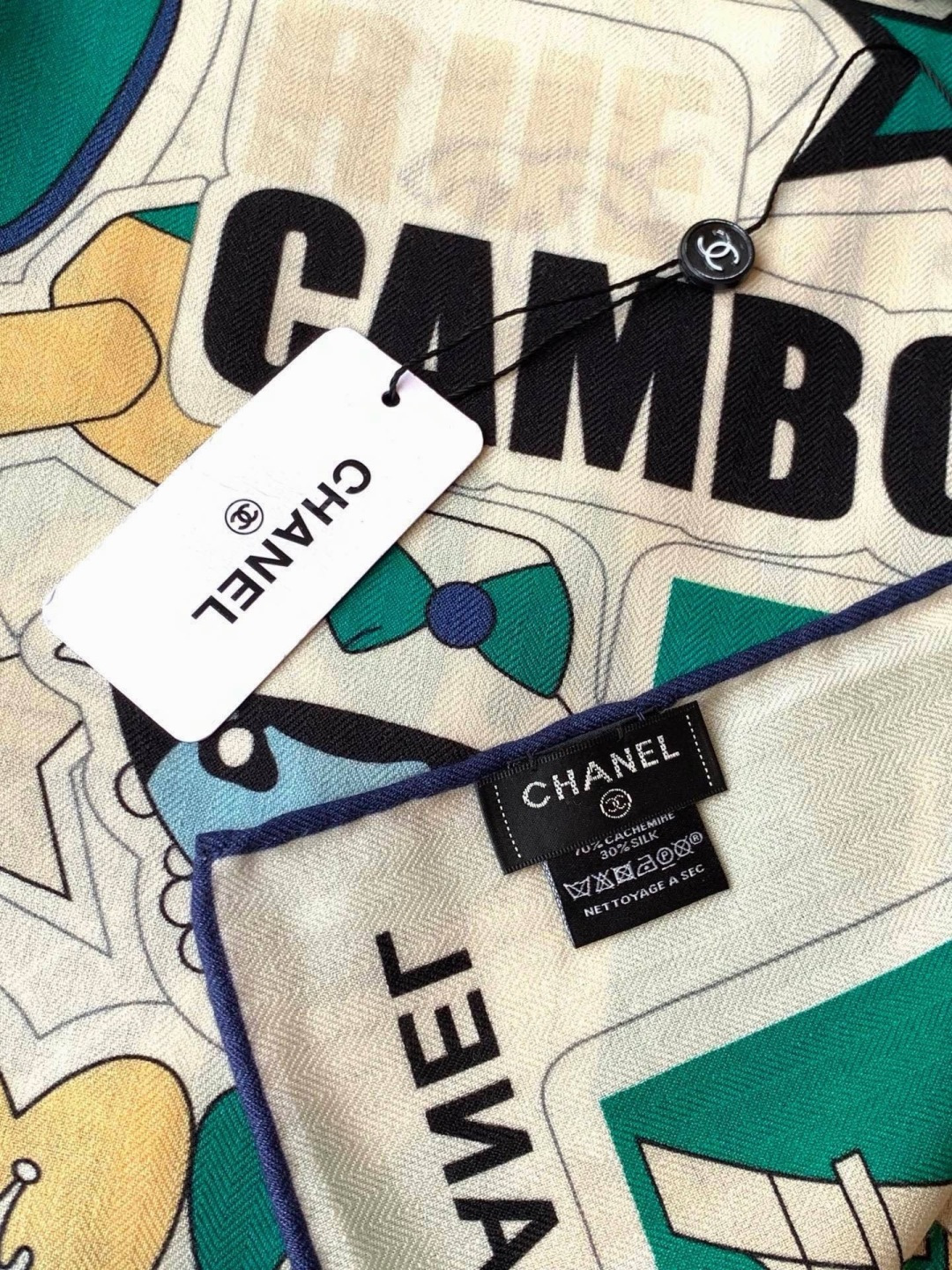 高级成衣系列～Chanel  【140双面同色丝绒披肩】 此系列谱写一曲自由轻灵的赞歌 本系列作品创新演绎品牌的风格符号
