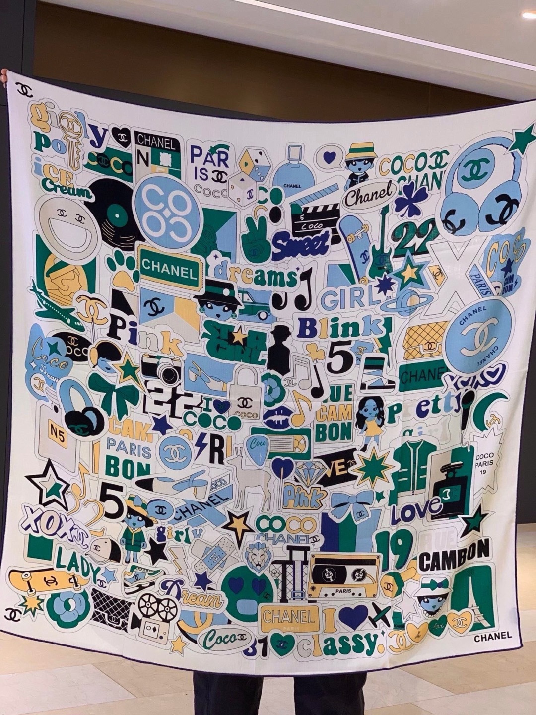 高级成衣系列～Chanel  【140双面同色丝绒披肩】 此系列谱写一曲自由轻灵的赞歌 本系列作品创新演绎品牌的风格符号