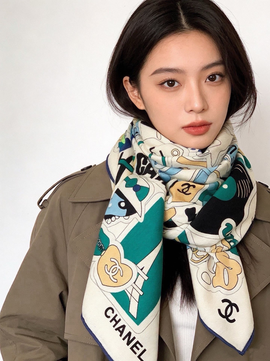 高级成衣系列～Chanel  【140双面同色丝绒披肩】 此系列谱写一曲自由轻灵的赞歌 本系列作品创新演绎品牌的风格符号