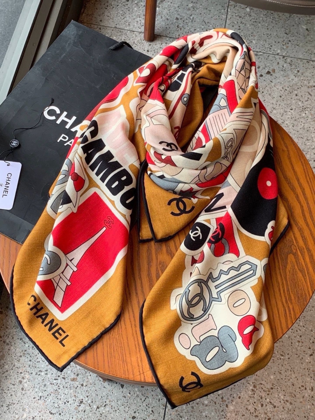 高级成衣系列~Chanel 【140双面同色丝绒披肩】 此系列谱写一曲自由轻灵的赞歌 本系列作品创新演绎品牌的风格符号 高级成衣系列~Chanel 【140双面同色丝绒披肩】 此系列谱写一曲自由轻灵的赞歌 本系列作品创新演绎品牌的风格符号