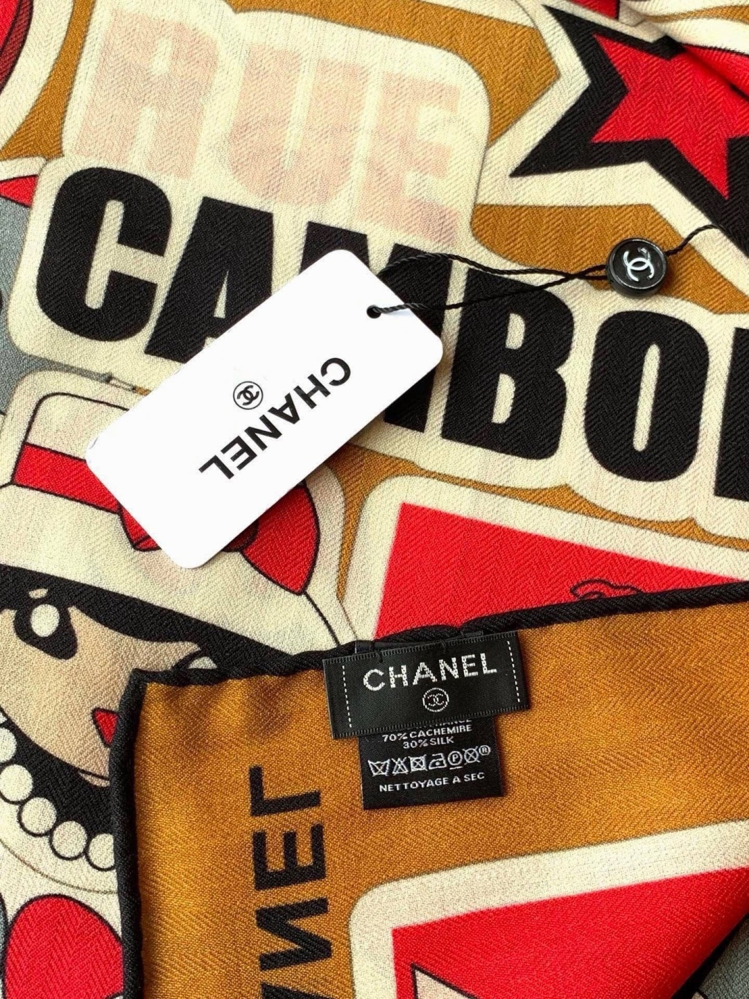 高级成衣系列~Chanel 【140双面同色丝绒披肩】 此系列谱写一曲自由轻灵的赞歌 本系列作品创新演绎品牌的风格符号 高级成衣系列~Chanel 【140双面同色丝绒披肩】 此系列谱写一曲自由轻灵的赞歌 本系列作品创新演绎品牌的风格符号