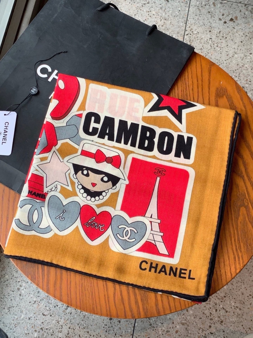 高级成衣系列~Chanel 【140双面同色丝绒披肩】 此系列谱写一曲自由轻灵的赞歌 本系列作品创新演绎品牌的风格符号 高级成衣系列~Chanel 【140双面同色丝绒披肩】 此系列谱写一曲自由轻灵的赞歌 本系列作品创新演绎品牌的风格符号