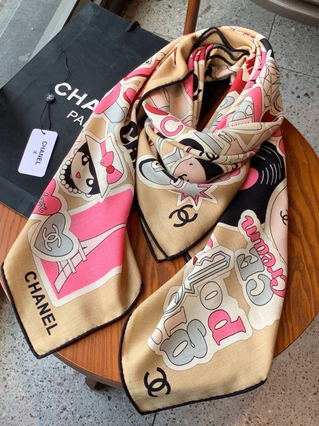 高级成衣系列~Chanel 【140双面同色丝绒披肩】 此系列谱写一曲自由轻灵的赞歌 本系列作品创新演绎品牌的风格符号 高级成衣系列~Chanel 【140双面同色丝绒披肩】 此系列谱写一曲自由轻灵的赞歌 本系列作品创新演绎品牌的风格符号