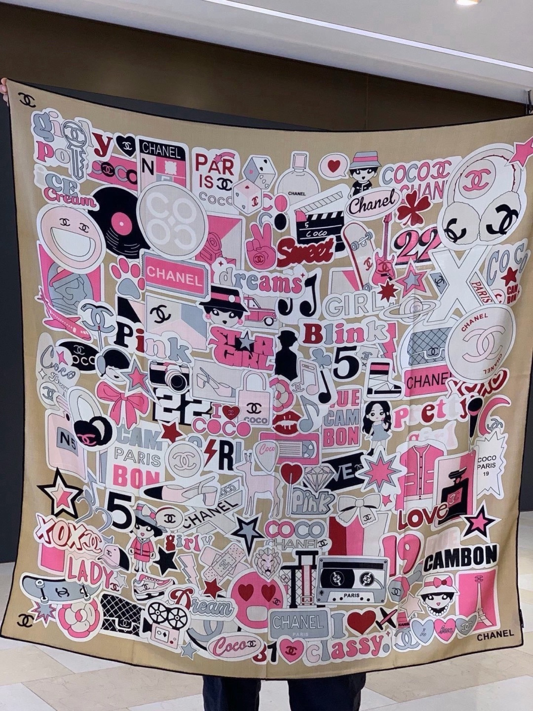 高级成衣系列~Chanel 【140双面同色丝绒披肩】 此系列谱写一曲自由轻灵的赞歌 本系列作品创新演绎品牌的风格符号 高级成衣系列~Chanel 【140双面同色丝绒披肩】 此系列谱写一曲自由轻灵的赞歌 本系列作品创新演绎品牌的风格符号