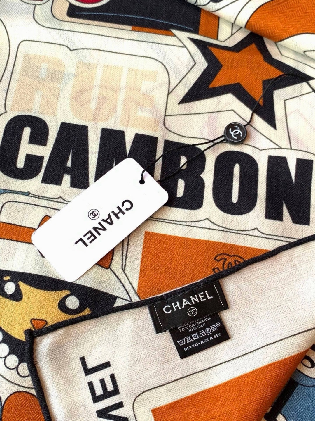 高级成衣系列~Chanel 【140双面同色丝绒披肩】 此系列谱写一曲自由轻灵的赞歌 本系列作品创新演绎品牌的风格符号 高级成衣系列~Chanel 【140双面同色丝绒披肩】 此系列谱写一曲自由轻灵的赞歌 本系列作品创新演绎品牌的风格符号