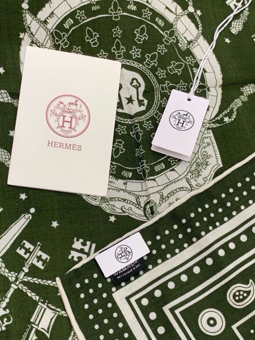 羊绒新款🆕👏👏买了都说好看‼️推荐💕爱马仕双面同色羊绒方巾【双面同色140】，顶级工艺超值‼️爱马仕专柜爆款🎁💟立体呈现