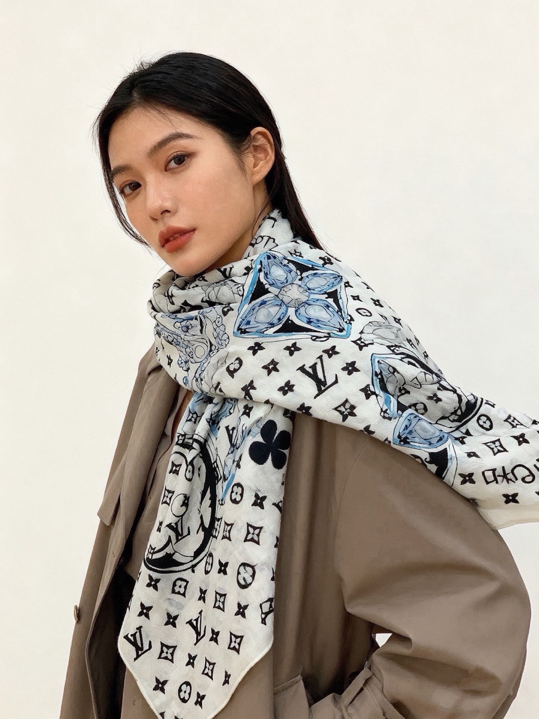 LV x TM 140披肩 【140顶级丝绒双面同色披肩】 本款L Multicolor披肩出自路易威登与知名日本艺术家 LV x TM 140披肩 【140顶级丝绒双面同色披肩】 本款L Multicolor披肩出自路易威登与知名日本艺术家