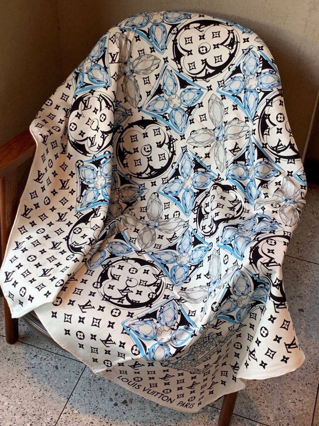 LV x TM 140披肩 【140顶级丝绒双面同色披肩】 本款L Multicolor披肩出自路易威登与知名日本艺术家 LV x TM 140披肩 【140顶级丝绒双面同色披肩】 本款L Multicolor披肩出自路易威登与知名日本艺术家