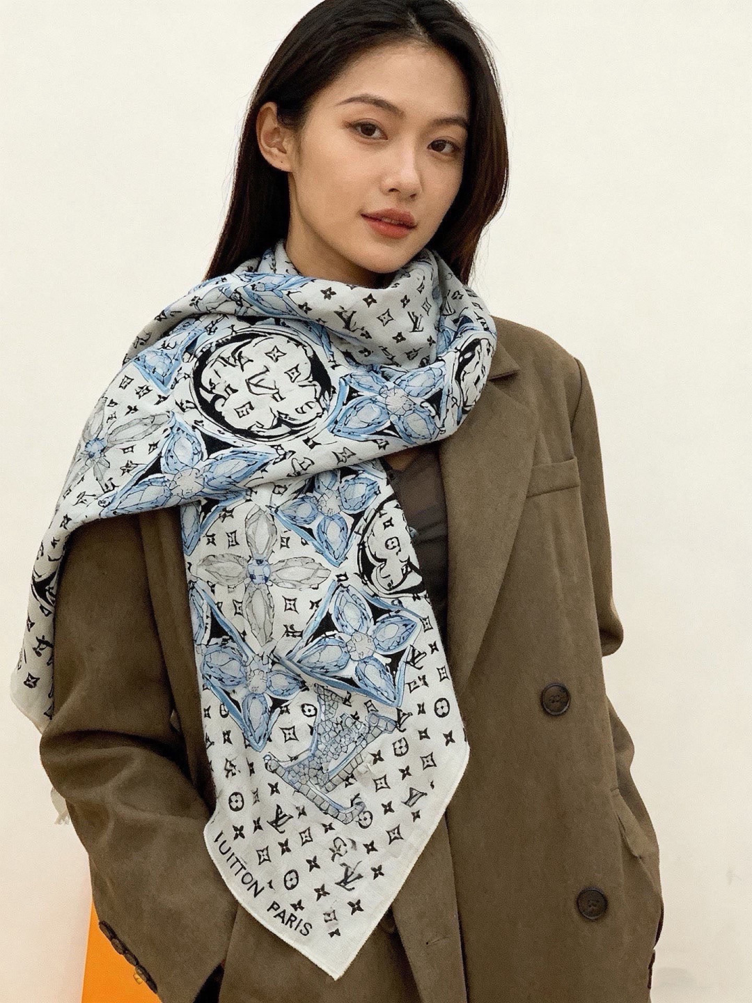LV x TM 140披肩 【140顶级丝绒双面同色披肩】 本款L Multicolor披肩出自路易威登与知名日本艺术家 LV x TM 140披肩 【140顶级丝绒双面同色披肩】 本款L Multicolor披肩出自路易威登与知名日本艺术家