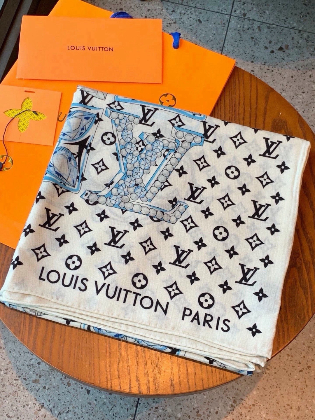 LV x TM 140披肩 【140顶级丝绒双面同色披肩】 本款L Multicolor披肩出自路易威登与知名日本艺术家 LV x TM 140披肩 【140顶级丝绒双面同色披肩】 本款L Multicolor披肩出自路易威登与知名日本艺术家