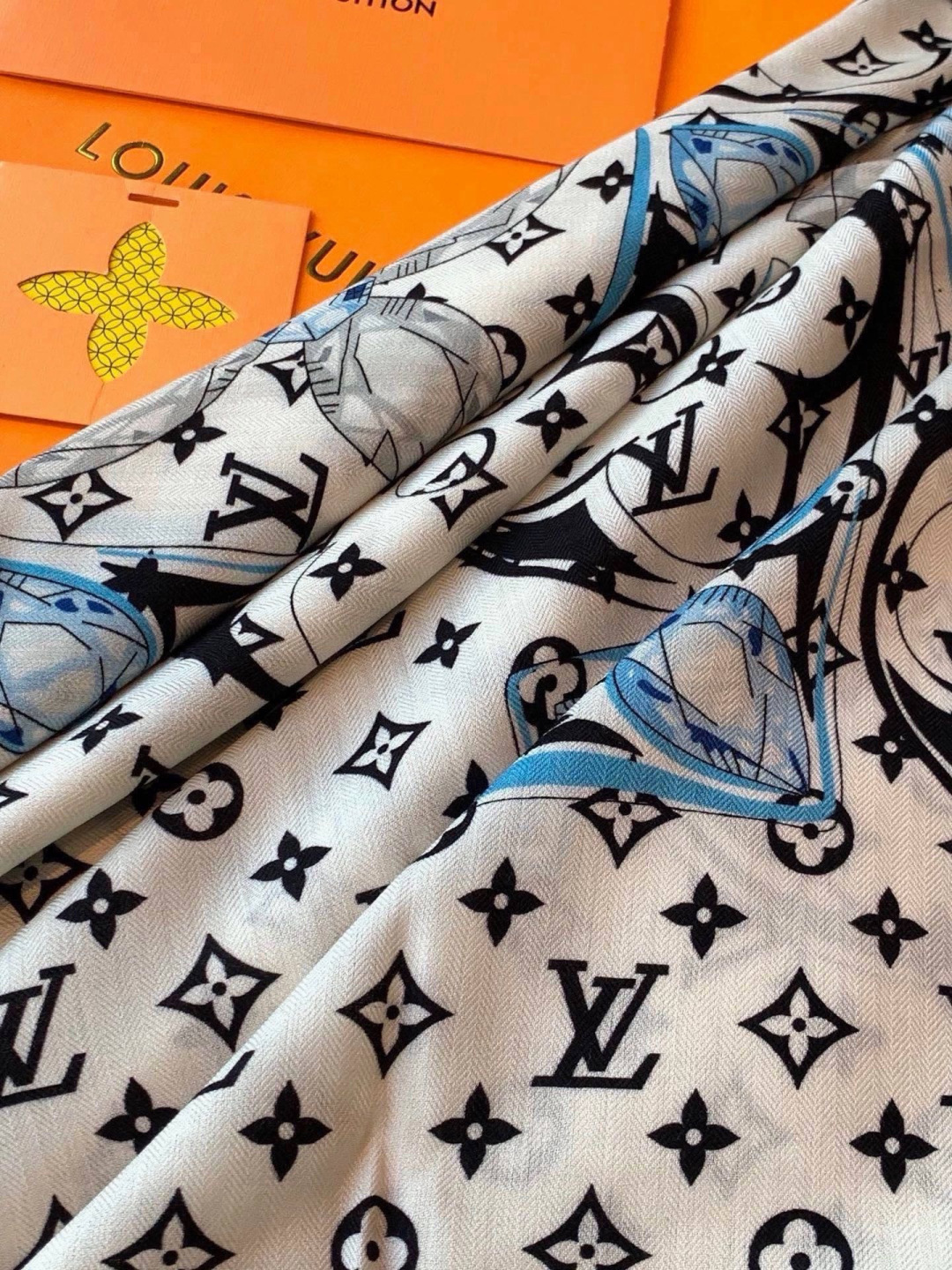 LV x TM 140披肩 【140顶级丝绒双面同色披肩】 本款L Multicolor披肩出自路易威登与知名日本艺术家 LV x TM 140披肩 【140顶级丝绒双面同色披肩】 本款L Multicolor披肩出自路易威登与知名日本艺术家