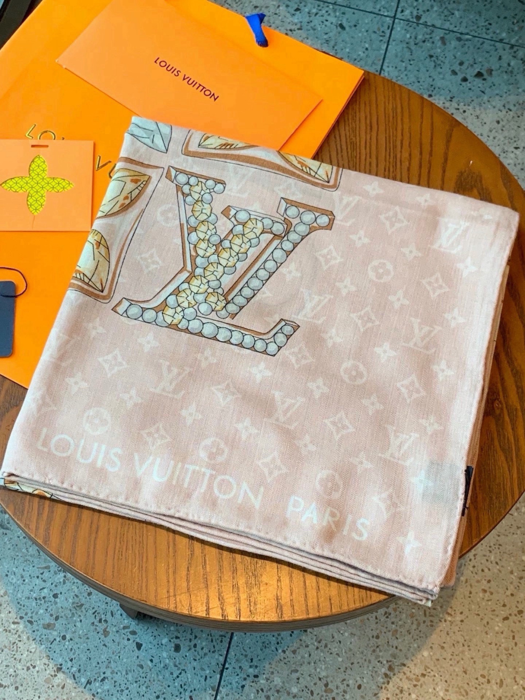 LV x TM 140披肩 【140顶级丝绒双面同色披肩】 本款L Multicolor披肩出自路易威登与知名日本艺术家 LV x TM 140披肩 【140顶级丝绒双面同色披肩】 本款L Multicolor披肩出自路易威登与知名日本艺术家