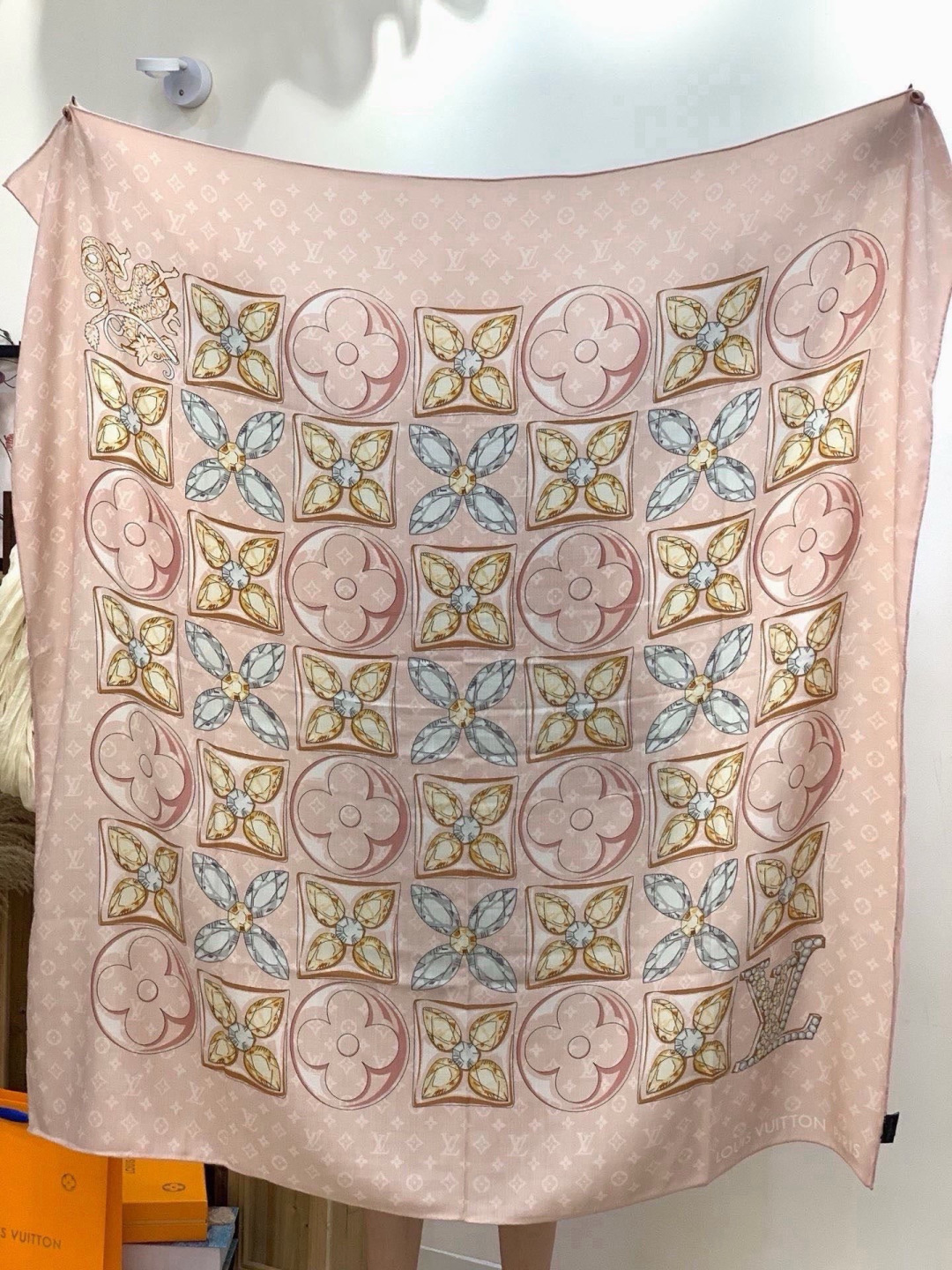 LV x TM 140披肩 【140顶级丝绒双面同色披肩】 本款L Multicolor披肩出自路易威登与知名日本艺术家 LV x TM 140披肩 【140顶级丝绒双面同色披肩】 本款L Multicolor披肩出自路易威登与知名日本艺术家