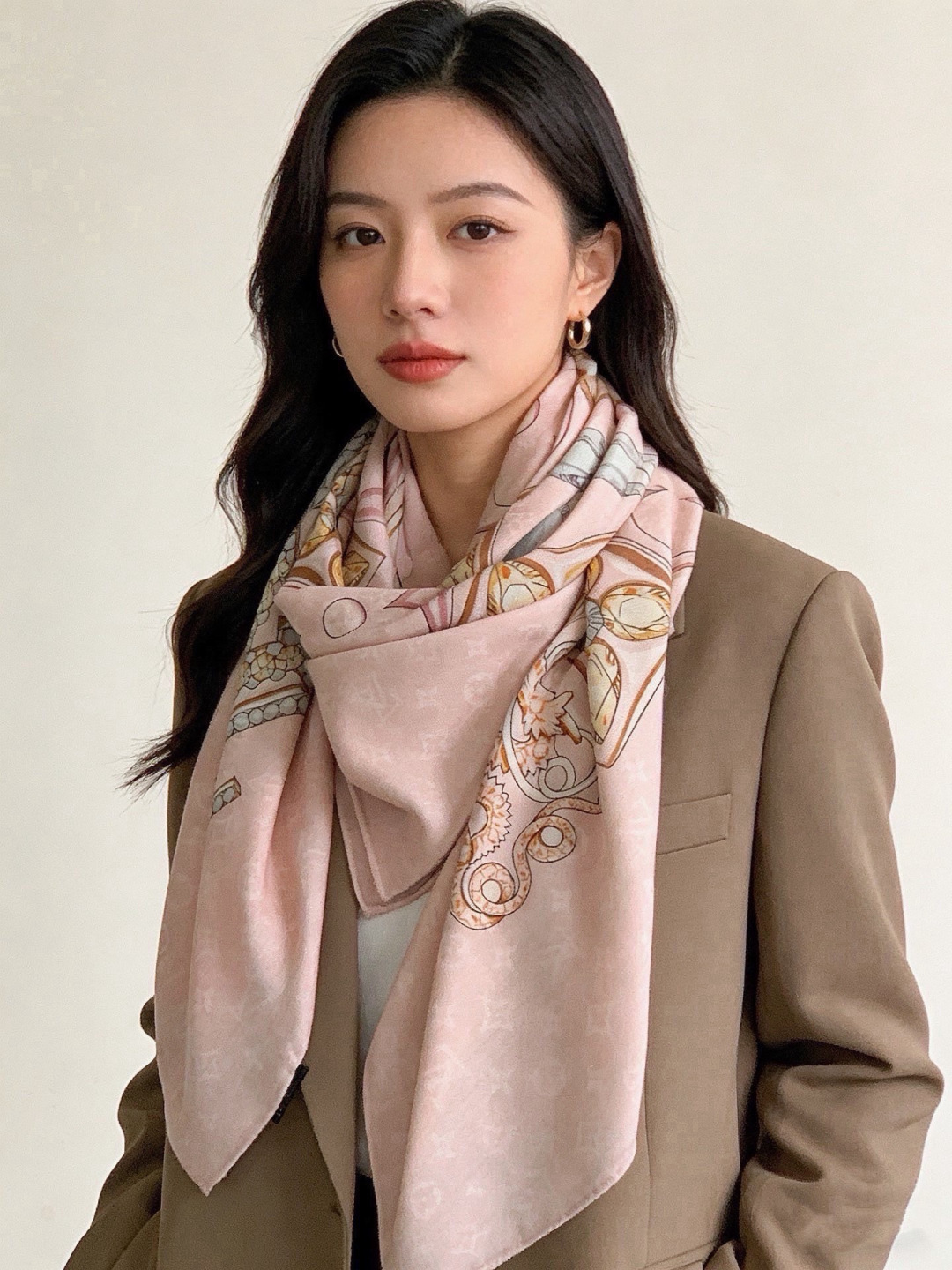 LV x TM 140披肩 【140顶级丝绒双面同色披肩】 本款L Multicolor披肩出自路易威登与知名日本艺术家 LV x TM 140披肩 【140顶级丝绒双面同色披肩】 本款L Multicolor披肩出自路易威登与知名日本艺术家