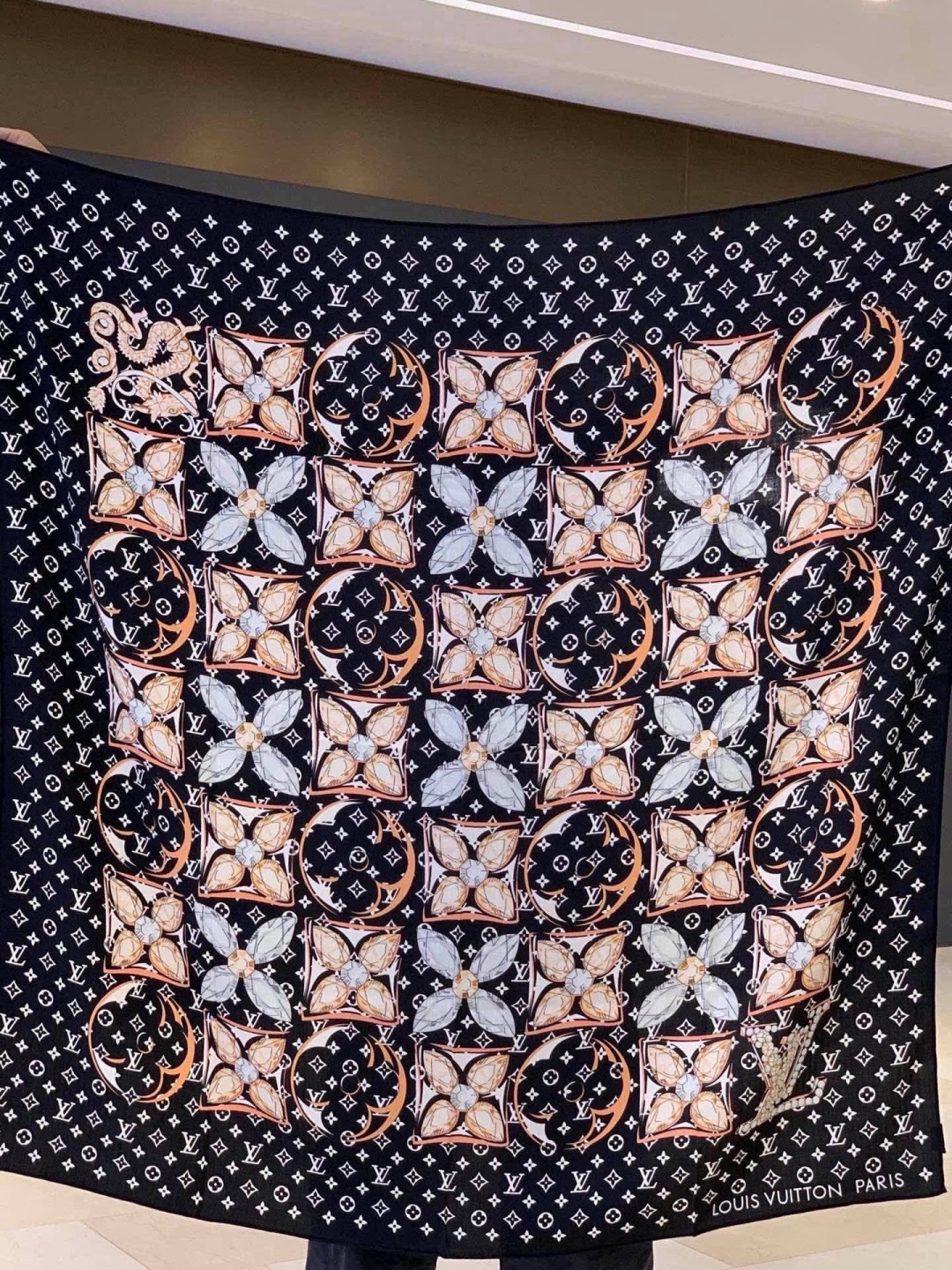 LV x TM 140披肩 【140顶级丝绒双面同色披肩】 本款L Multicolor披肩出自路易威登与知名日本艺术家 LV x TM 140披肩 【140顶级丝绒双面同色披肩】 本款L Multicolor披肩出自路易威登与知名日本艺术家