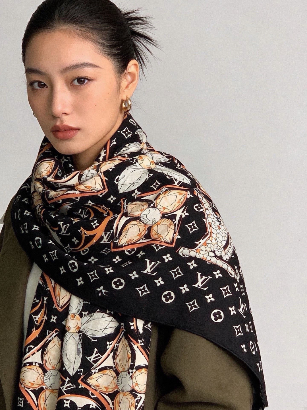 LV x TM 140披肩 【140顶级丝绒双面同色披肩】 本款L Multicolor披肩出自路易威登与知名日本艺术家 LV x TM 140披肩 【140顶级丝绒双面同色披肩】 本款L Multicolor披肩出自路易威登与知名日本艺术家