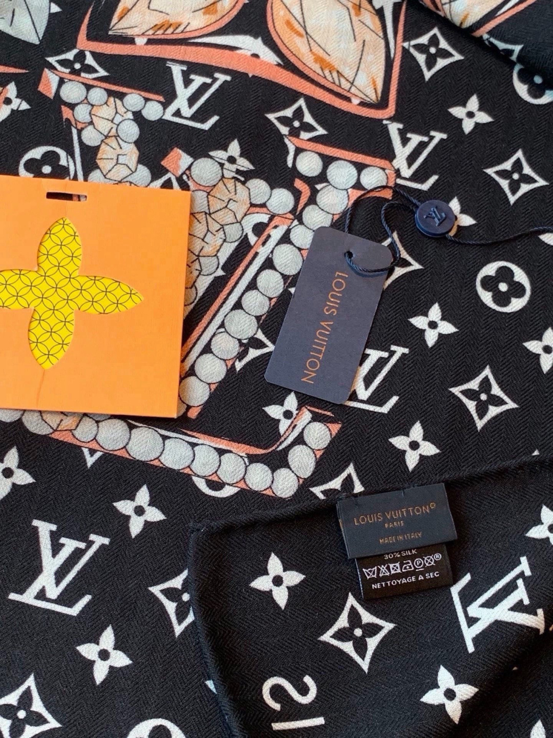 LV x TM 140披肩 【140顶级丝绒双面同色披肩】 本款L Multicolor披肩出自路易威登与知名日本艺术家 LV x TM 140披肩 【140顶级丝绒双面同色披肩】 本款L Multicolor披肩出自路易威登与知名日本艺术家