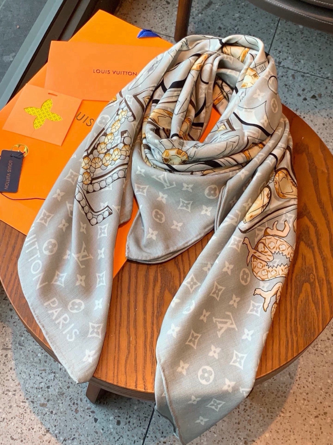 LV x TM 140披肩 【140顶级丝绒双面同色披肩】 本款L Multicolor披肩出自路易威登与知名日本艺术家 LV x TM 140披肩 【140顶级丝绒双面同色披肩】 本款L Multicolor披肩出自路易威登与知名日本艺术家
