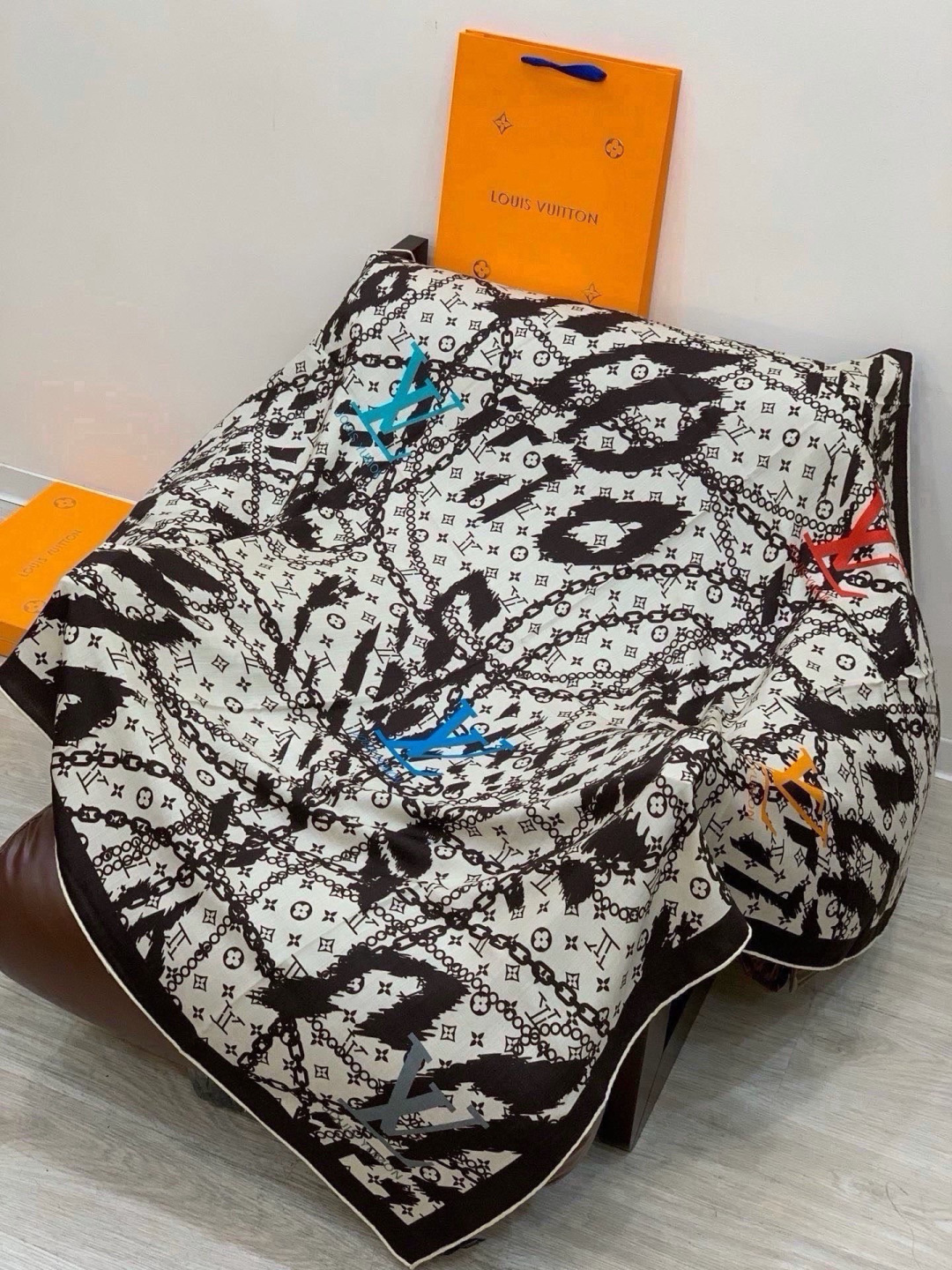 LV x TM 140披肩 【140顶级丝绒双面同色披肩】 本款L Multicolor披肩出自路易威登与知名日本艺术家