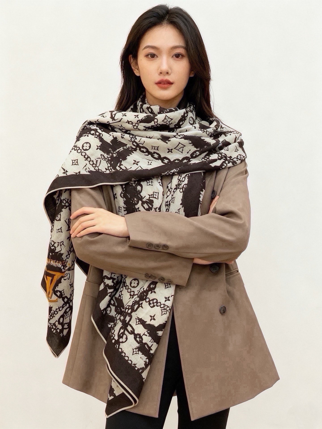 LV x TM 140披肩 【140顶级丝绒双面同色披肩】 本款L Multicolor披肩出自路易威登与知名日本艺术家 LV x TM 140披肩 【140顶级丝绒双面同色披肩】 本款L Multicolor披肩出自路易威登与知名日本艺术家
