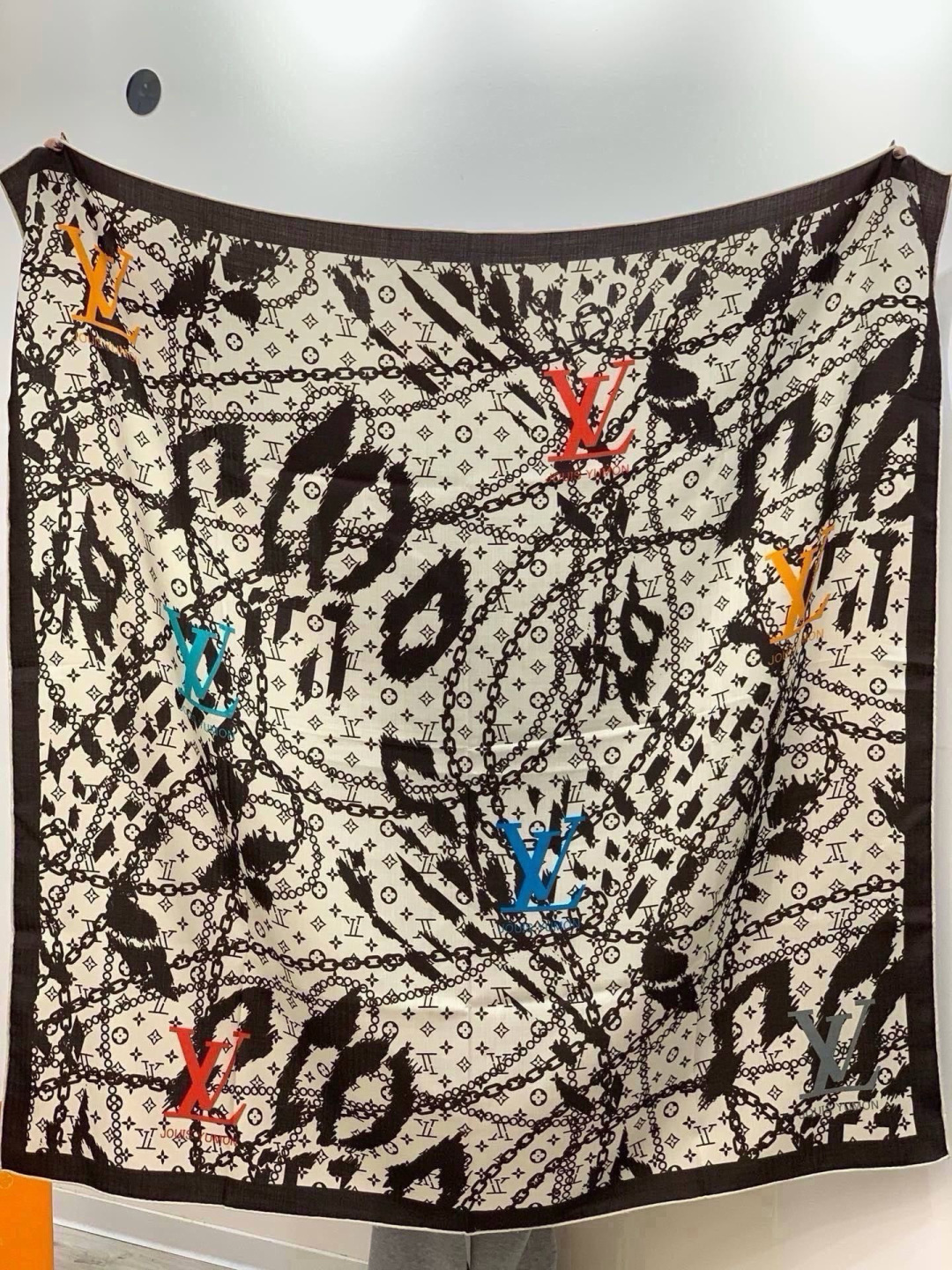 LV x TM 140披肩 【140顶级丝绒双面同色披肩】 本款L Multicolor披肩出自路易威登与知名日本艺术家