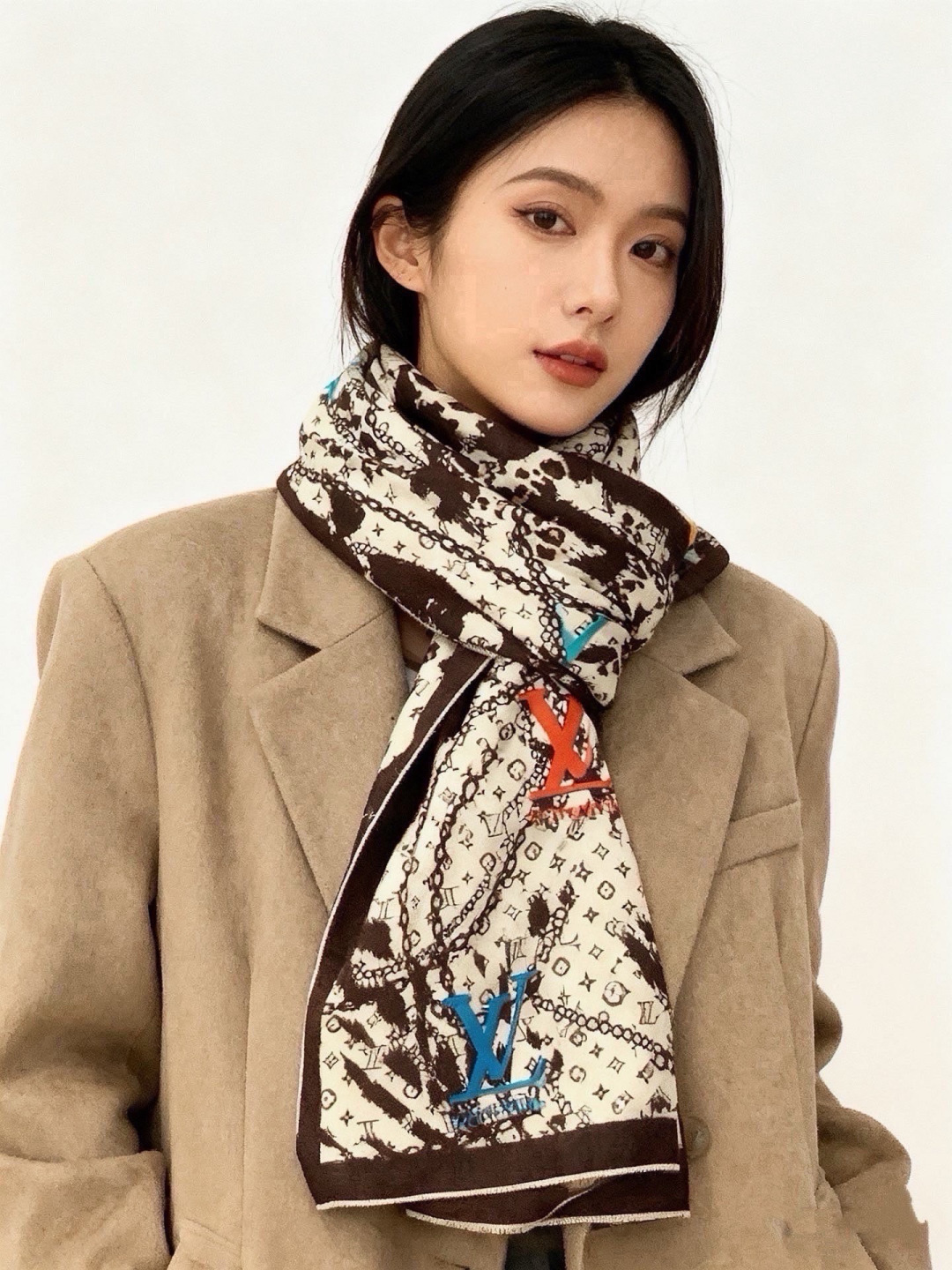 LV x TM 140披肩 【140顶级丝绒双面同色披肩】 本款L Multicolor披肩出自路易威登与知名日本艺术家