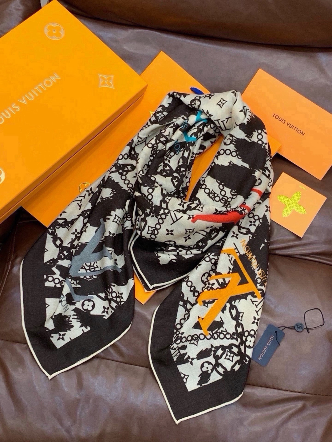 LV x TM 140披肩 【140顶级丝绒双面同色披肩】 本款L Multicolor披肩出自路易威登与知名日本艺术家