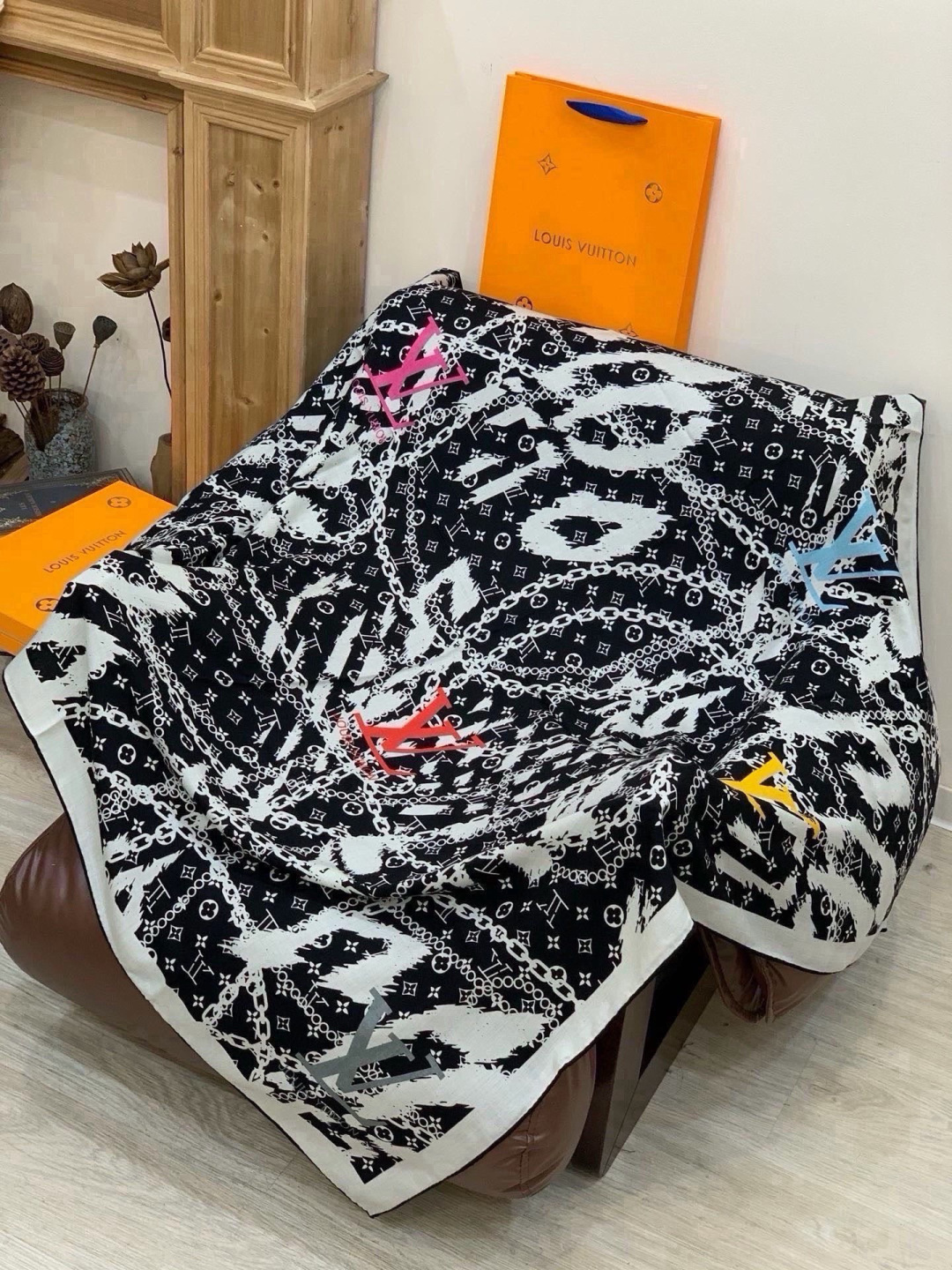 LV x TM 140披肩 【140顶级丝绒双面同色披肩】 本款L Multicolor披肩出自路易威登与知名日本艺术家 LV x TM 140披肩 【140顶级丝绒双面同色披肩】 本款L Multicolor披肩出自路易威登与知名日本艺术家
