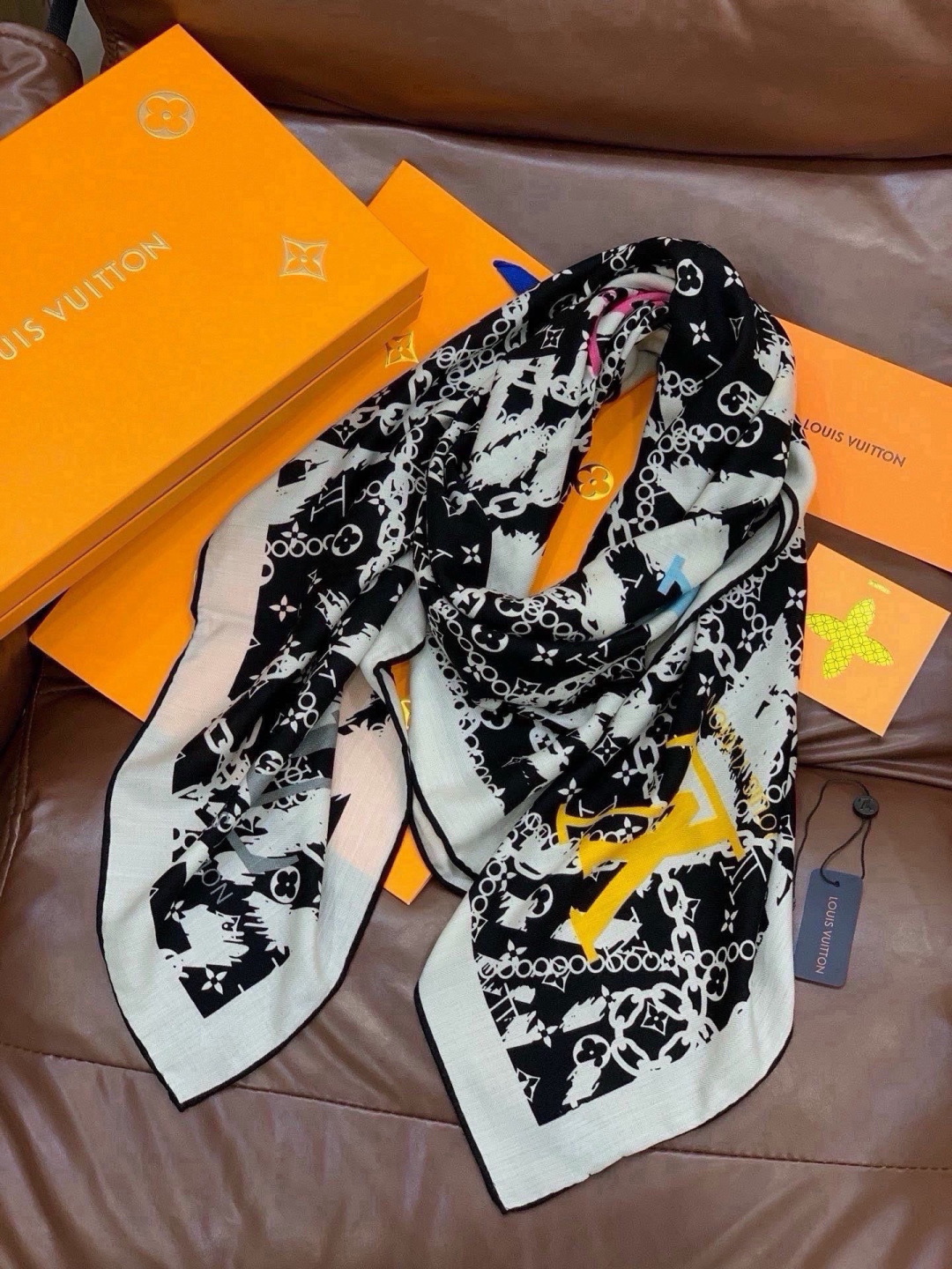 LV x TM 140披肩 【140顶级丝绒双面同色披肩】 本款L Multicolor披肩出自路易威登与知名日本艺术家 LV x TM 140披肩 【140顶级丝绒双面同色披肩】 本款L Multicolor披肩出自路易威登与知名日本艺术家
