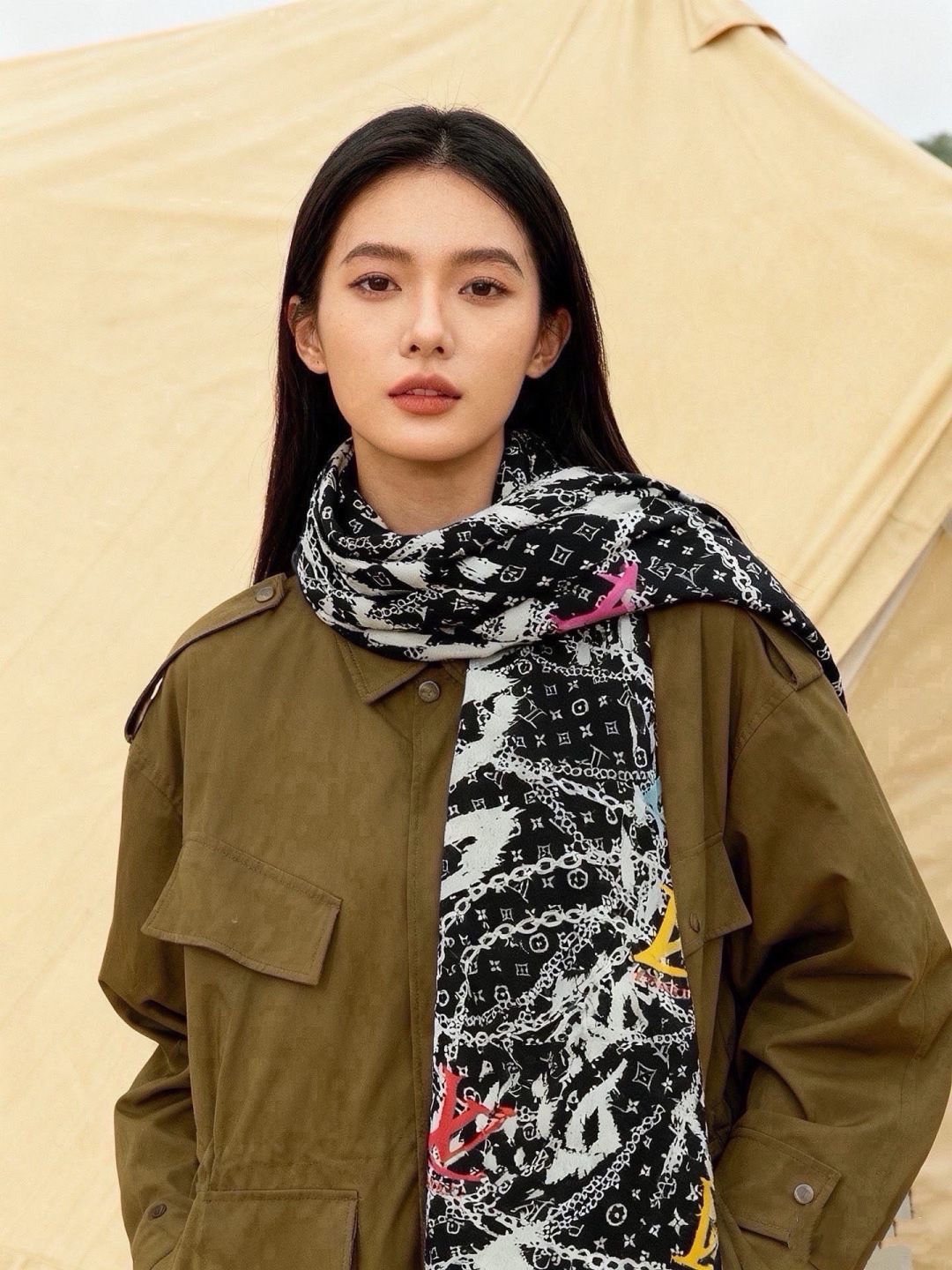 LV x TM 140披肩 【140顶级丝绒双面同色披肩】 本款L Multicolor披肩出自路易威登与知名日本艺术家 LV x TM 140披肩 【140顶级丝绒双面同色披肩】 本款L Multicolor披肩出自路易威登与知名日本艺术家