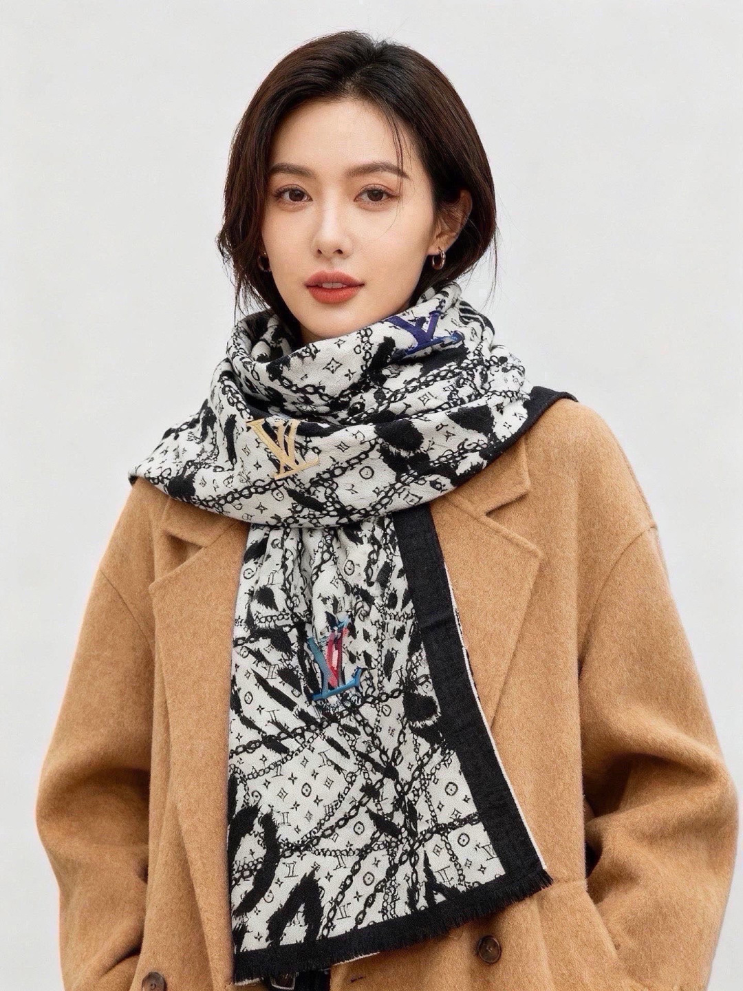 LV x TM 140披肩 【140顶级丝绒双面同色披肩】 本款L Multicolor披肩出自路易威登与知名日本艺术家 LV x TM 140披肩 【140顶级丝绒双面同色披肩】 本款L Multicolor披肩出自路易威登与知名日本艺术家